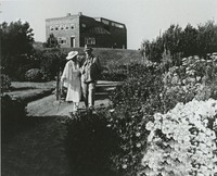 Ada und Emil Nolde im Garten Seebüll