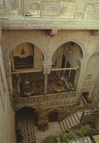 Einblick in Hof und Loggia des Kritleya-Hauses in Kairo