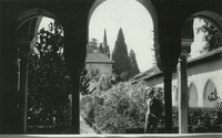 Luis Barragán im Innenhof der Acequia in der Alhambra